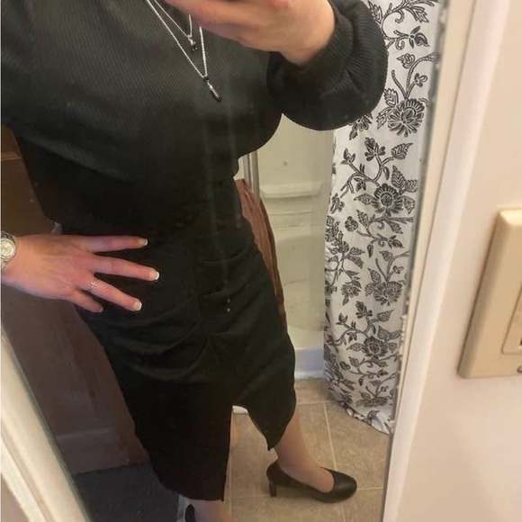 Elegant Black Dress - Picture 2 of 5